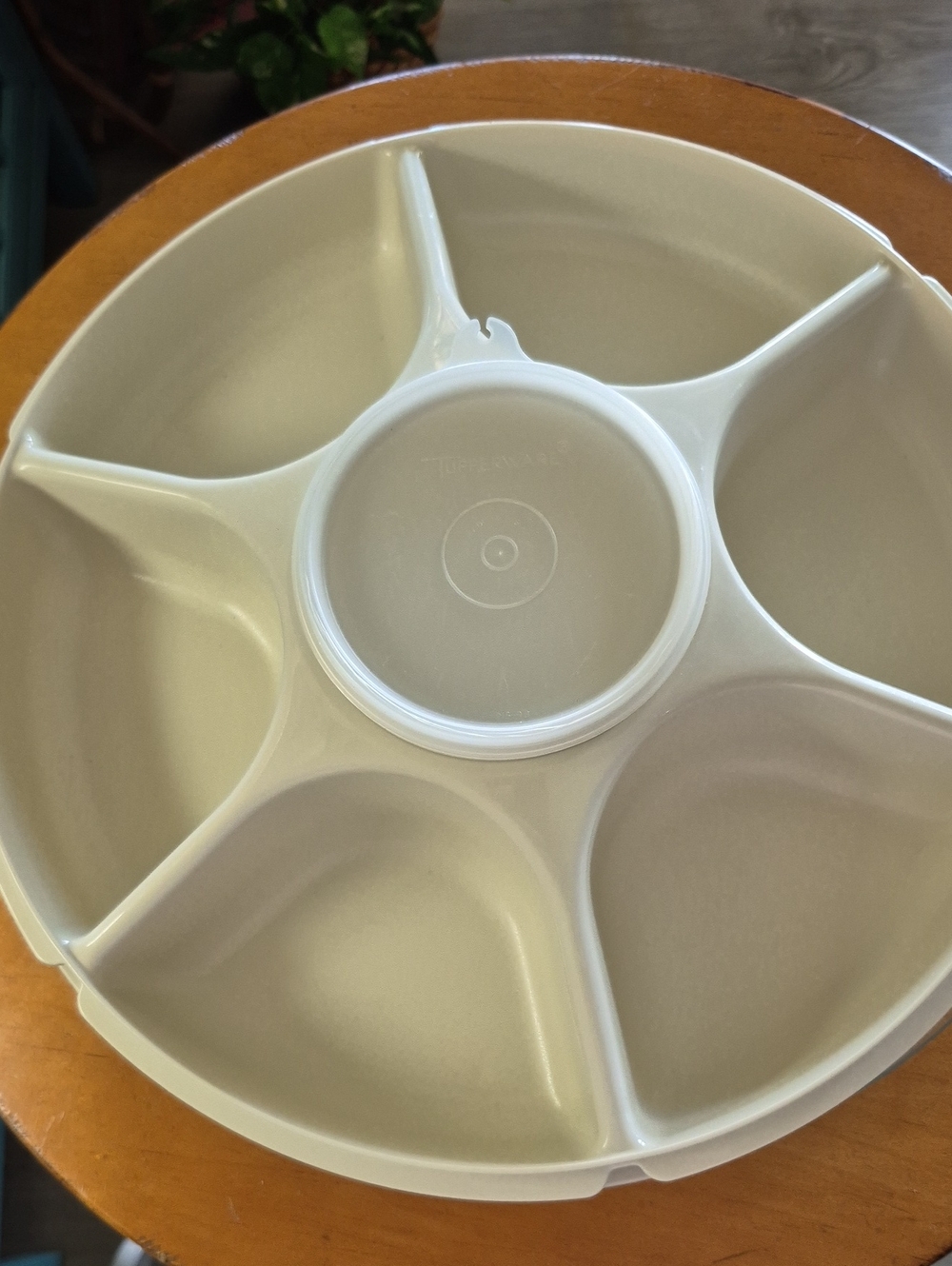 Vintage Tupperware Cream Sectioned Party Tray with Center Dip Bowl. EUC